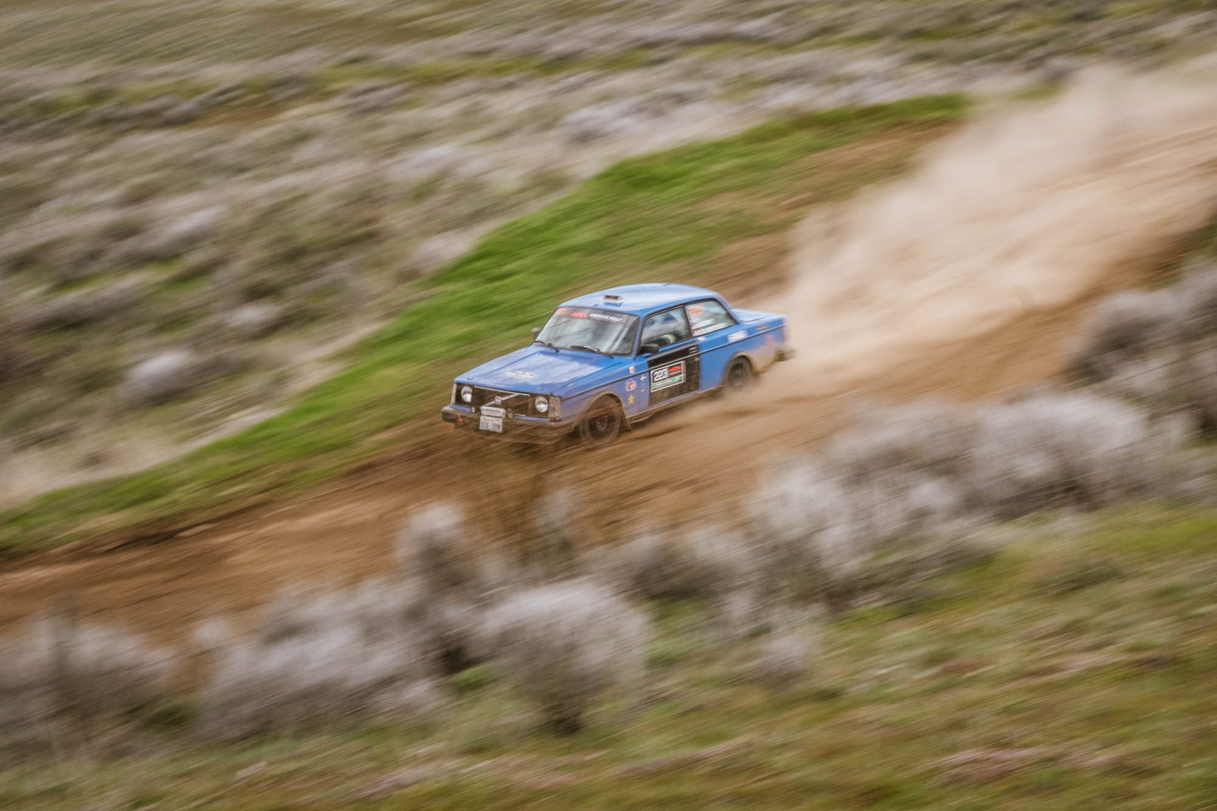 Volvo rally car in the dust at Oregon trail rally