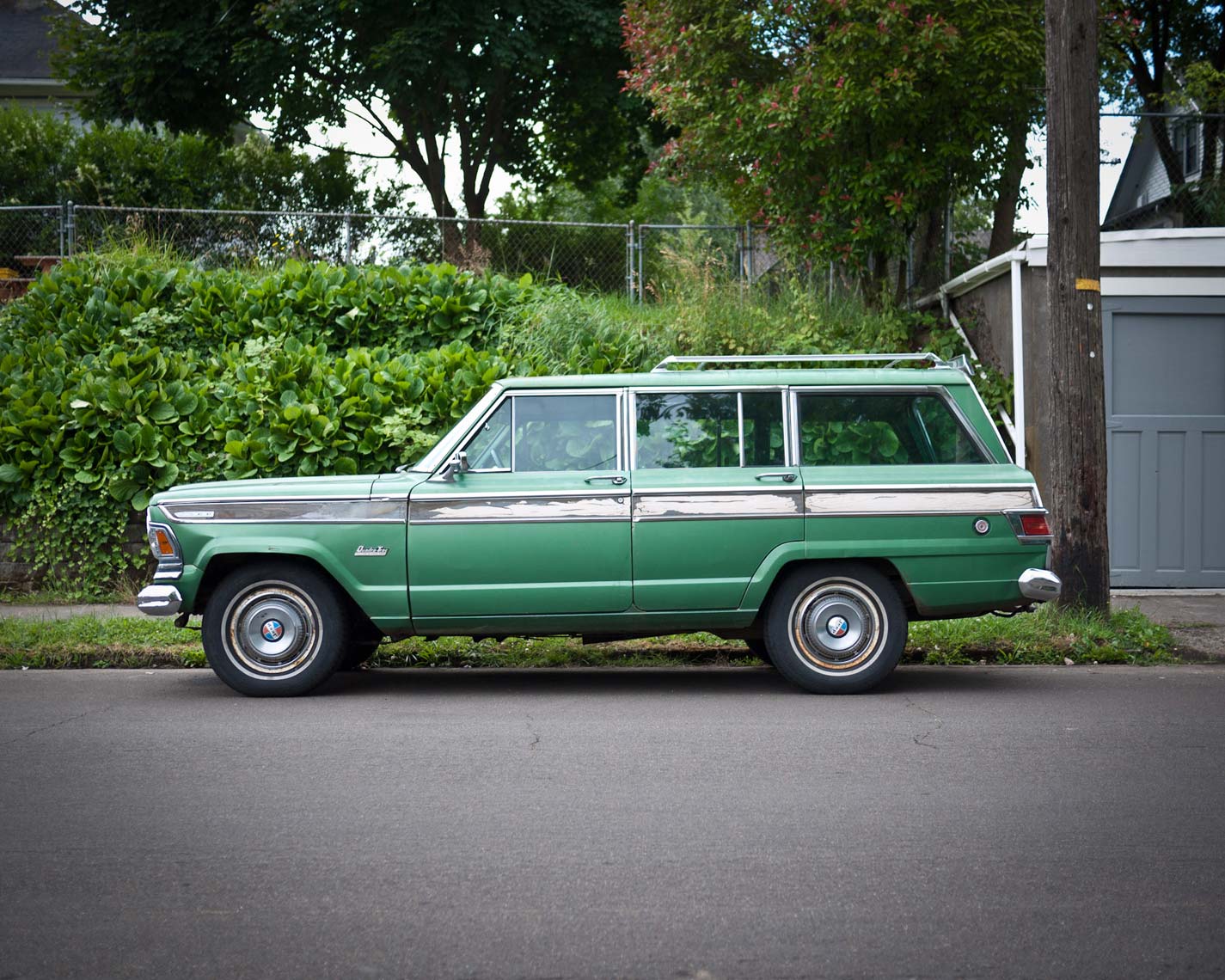vintage green jeep cherokee SUV